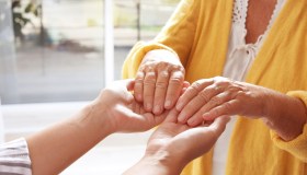 Delirium nell’anziano, che cos’è, come si manifesta e come prevenirlo