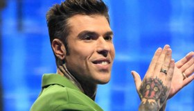 Fedez: “È la persona a cui devo la vita”. Ma il chirurgo lo “bacchetta”