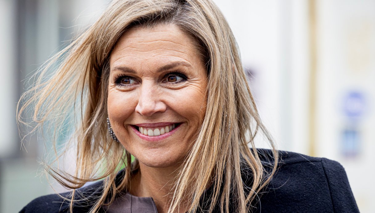 Maxima d’Olanda, il look con le spille a forma di ragno dal significato speciale