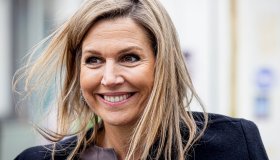 Maxima d’Olanda, il look con le spille a forma di ragno dal significato speciale