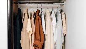 Come piegare cappotti e abiti lunghi nell’armadio senza sciuparli