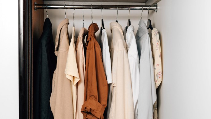 Come piegare cappotti e abiti lunghi nell’armadio senza sciuparli