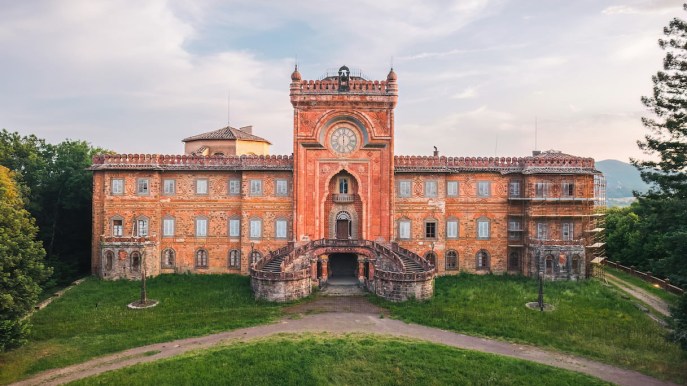 Castello di Sammezzano, 13 sale monumentali con decori pazzeschi e un parco vastissimo