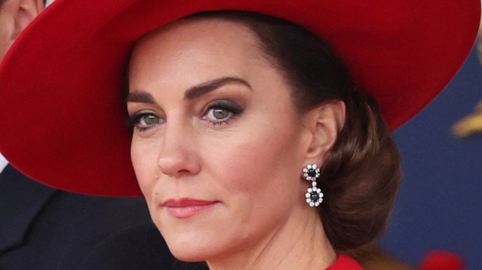 Kate Middleton si veste di rosso e dà una sferzata a tutti