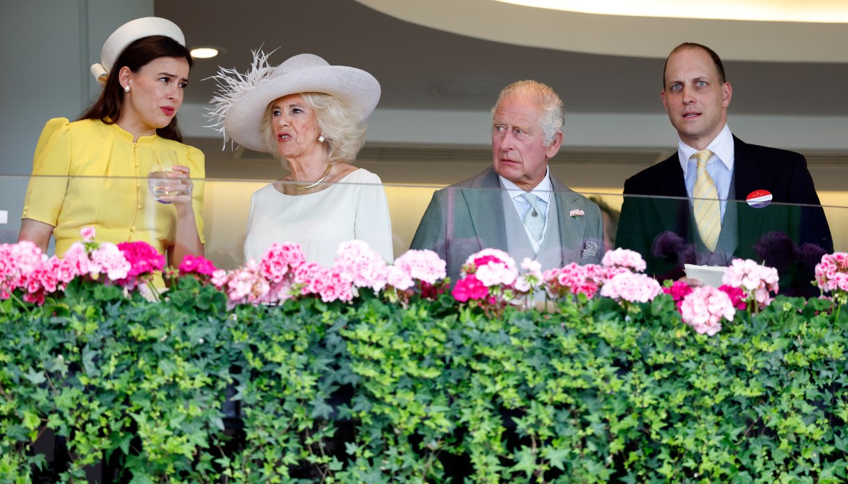 Lord e Lady Frederick Windsor ad Ascot 2023 con Re Carlo e la Regina Camilla