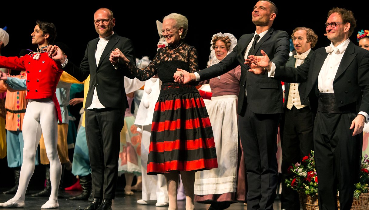 Margherita II riceve gli applausi per i costumi alla prima del balletto Lo Schiaccianoci, nel 2018