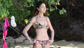 Marina Suma in bikini fiorato all’Isola dei Famosi 2024: fisico perfetto a 64 anni