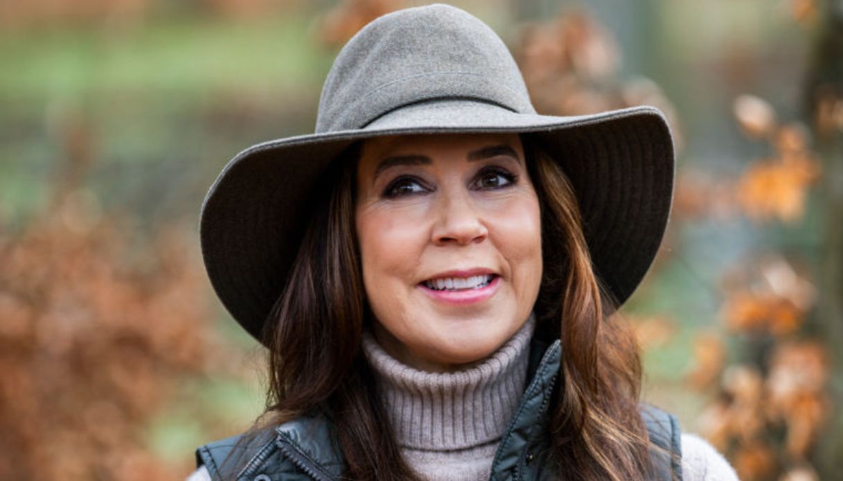 Mary di Danimarca, chic anche in gilet e pantaloni comodi: il dettaglio di stile