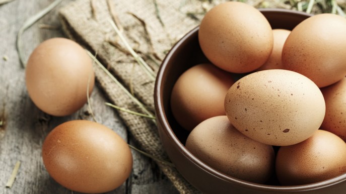 Uova, come capire se sono fresche e quanto tempo conservarle