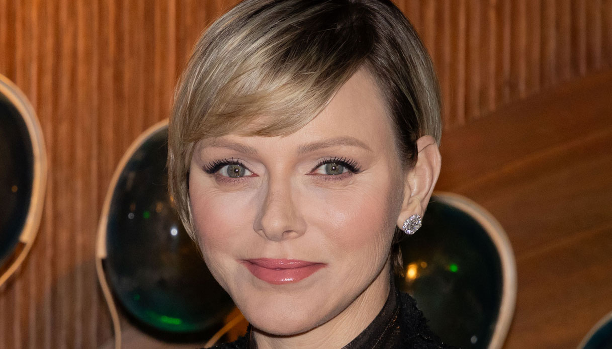 Charlene di Monaco, mai stata così aggressiva: leggings in pelle e tacchi vertigine