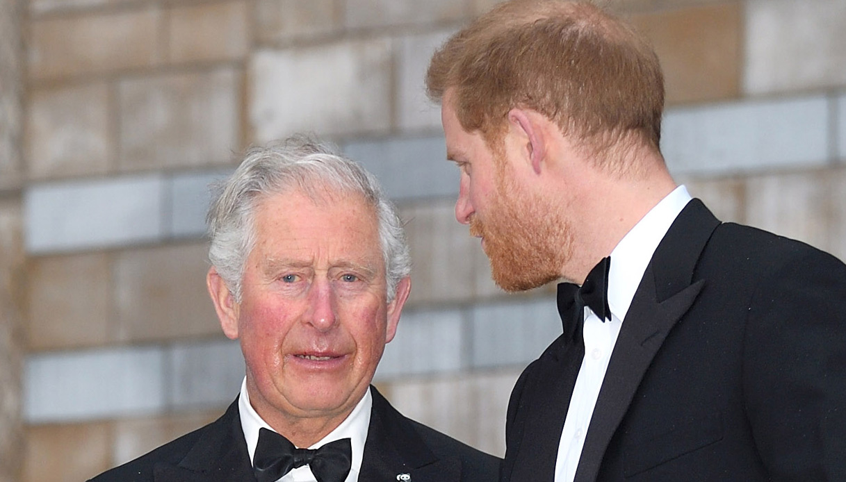 Carlo, ultime notizie. Harry a Londra senza Meghan Markle e il Re detta le regole