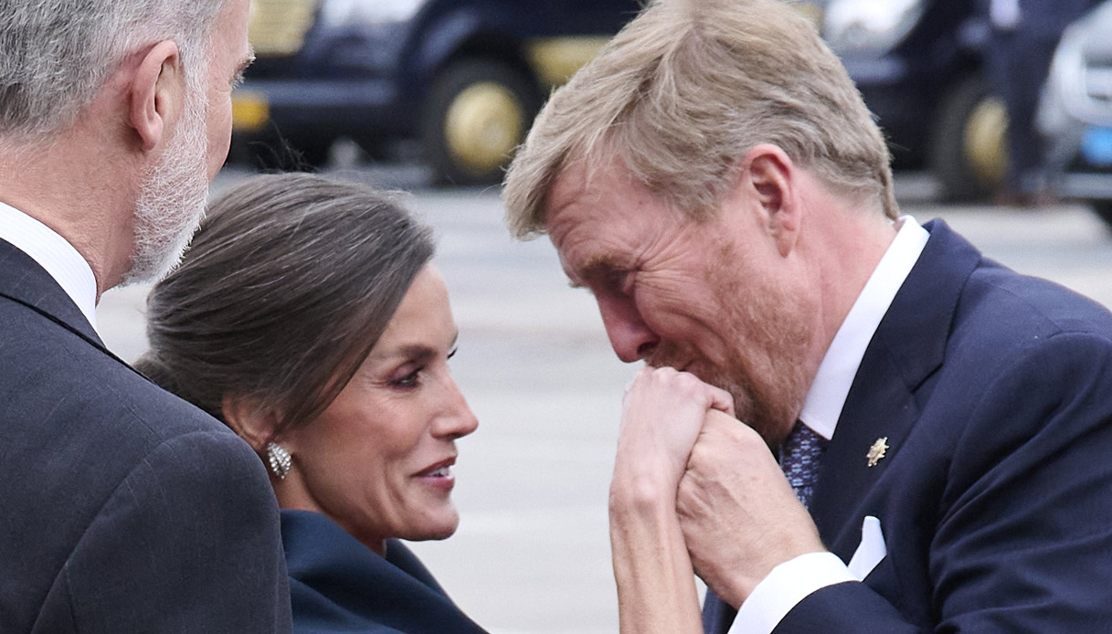 Letizia di Spagna strega il Re con l’abito esclusivo e i diamanti del sultano