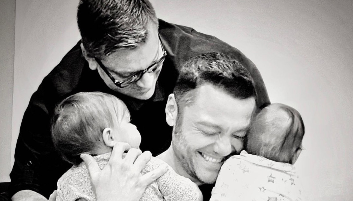Tiziano Ferro, perché è diventato papà negli Stati Uniti e cosa sappiamo di suo marito Victor Allen