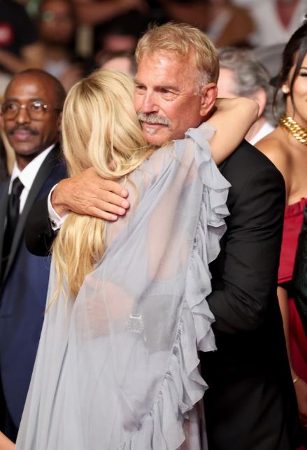 Sienna Miller abbraccia Kevin Costner a Cannes