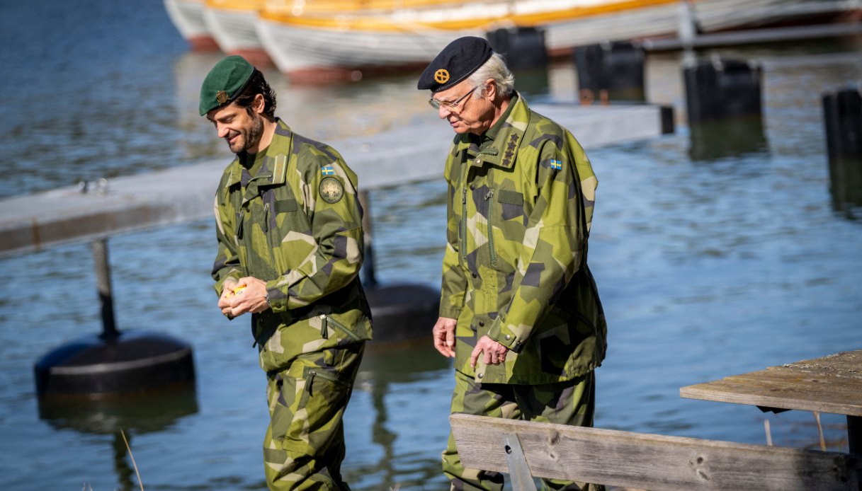 Il Re Carlo XVI Gustavo di Svezia e il Principe Carlo Filippo visitano il reggimento anfibio a Stoccolma lo scorso 7 maggio