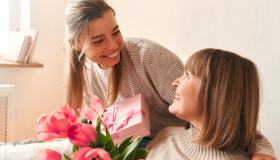 Festa della mamma: i regali solidali per rendere felice lei e gli altri