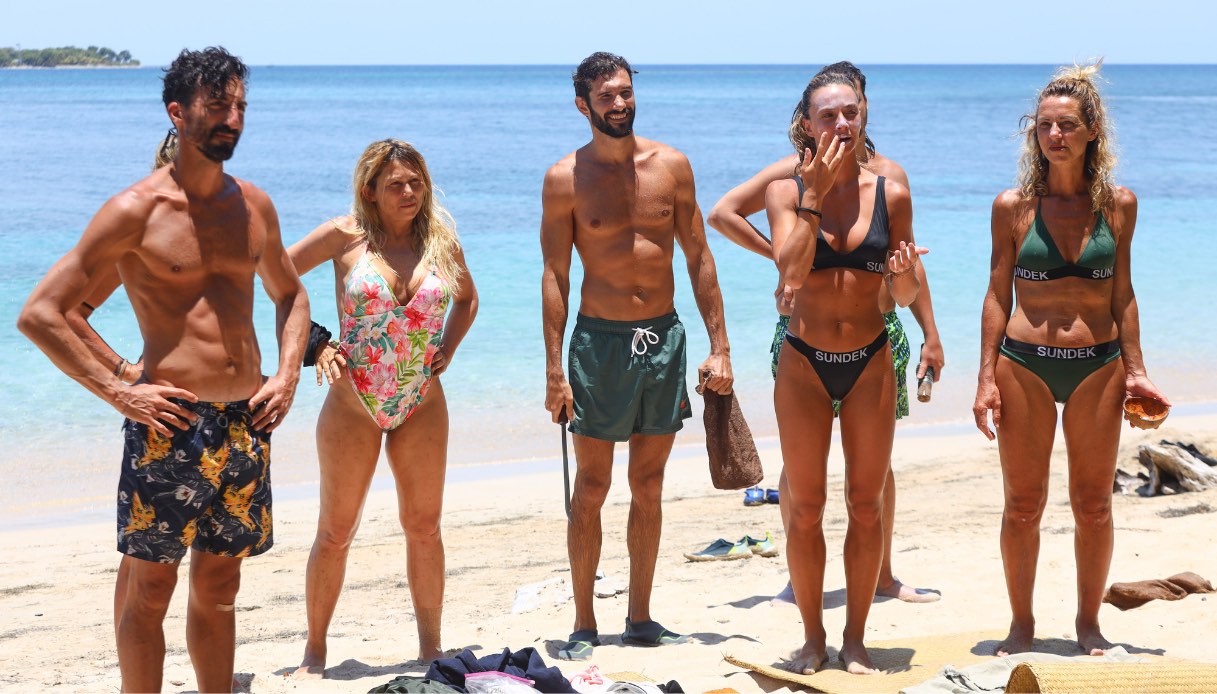 Isola dei Famosi, Luxuria annuncia la rivoluzione: i naufraghi devono abbandonare l’isola