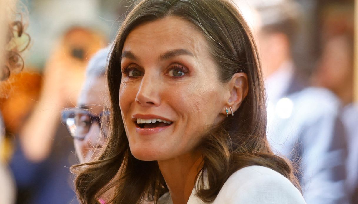Letizia di Spagna, look chic e casual alla Fiera del Libro di Madrid
