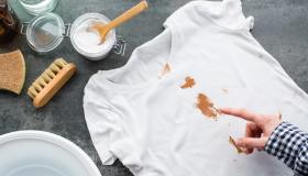 Come togliere le macchie di fondotinta dai tessuti: le tecniche efficaci