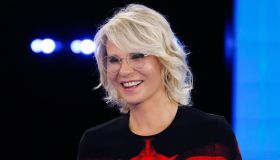Maria De Filippi, la curiosa stampa sul vestito appassiona il web, i look della semifinale di Amici