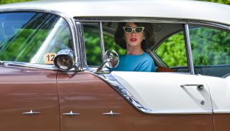 Magnetica e inaccessibile: la femminilità secondo la tendenza Office Siren