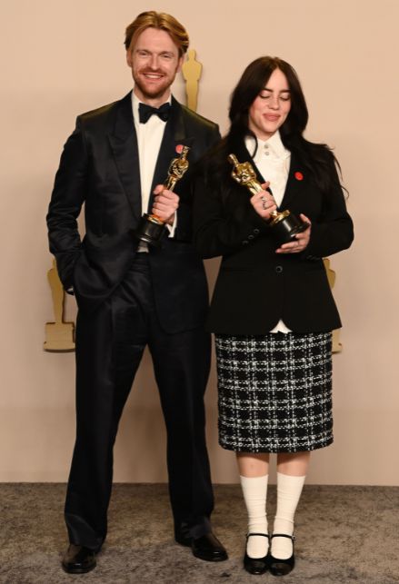 Billie Eilish e suo fratello Finneas durante gli Oscar 2024