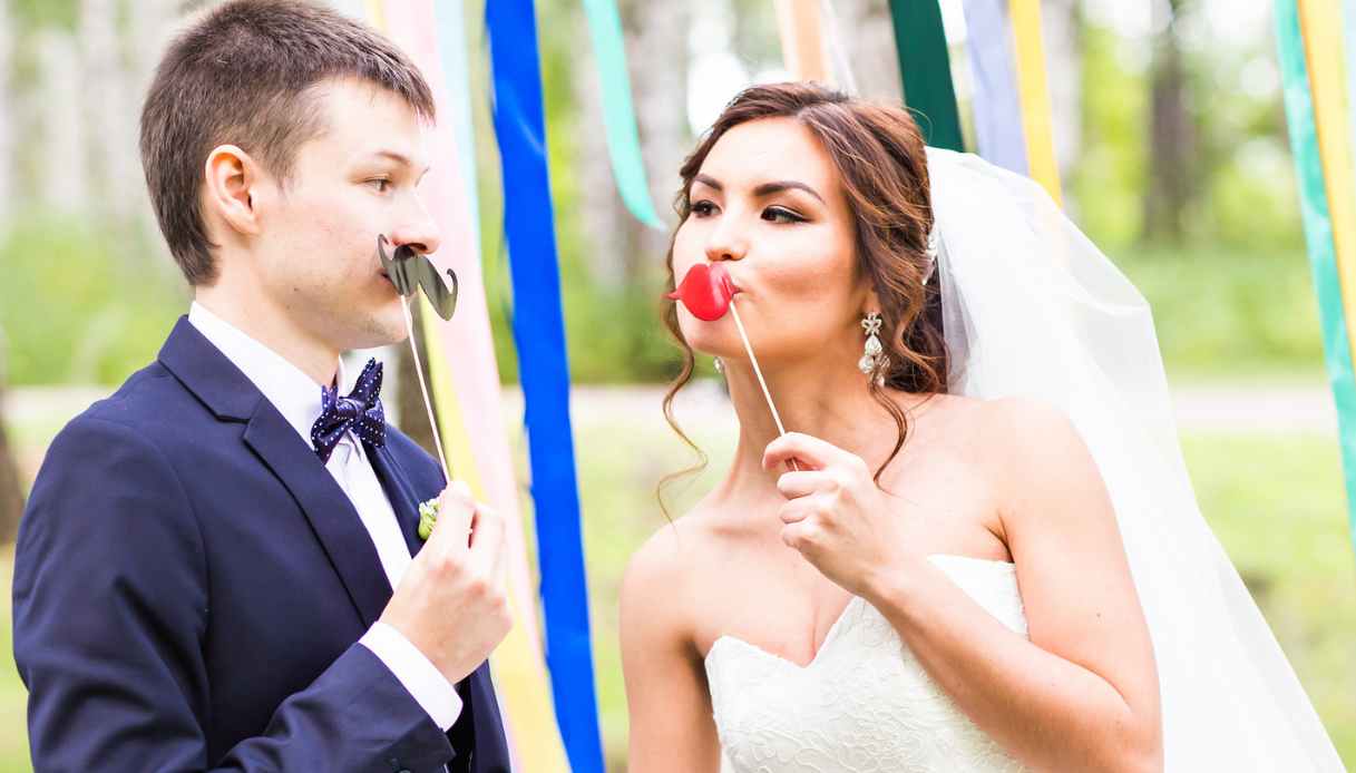 Dai tarocchi all’angolo per i selfie: idee per sorprendere gli ospiti di un matrimonio