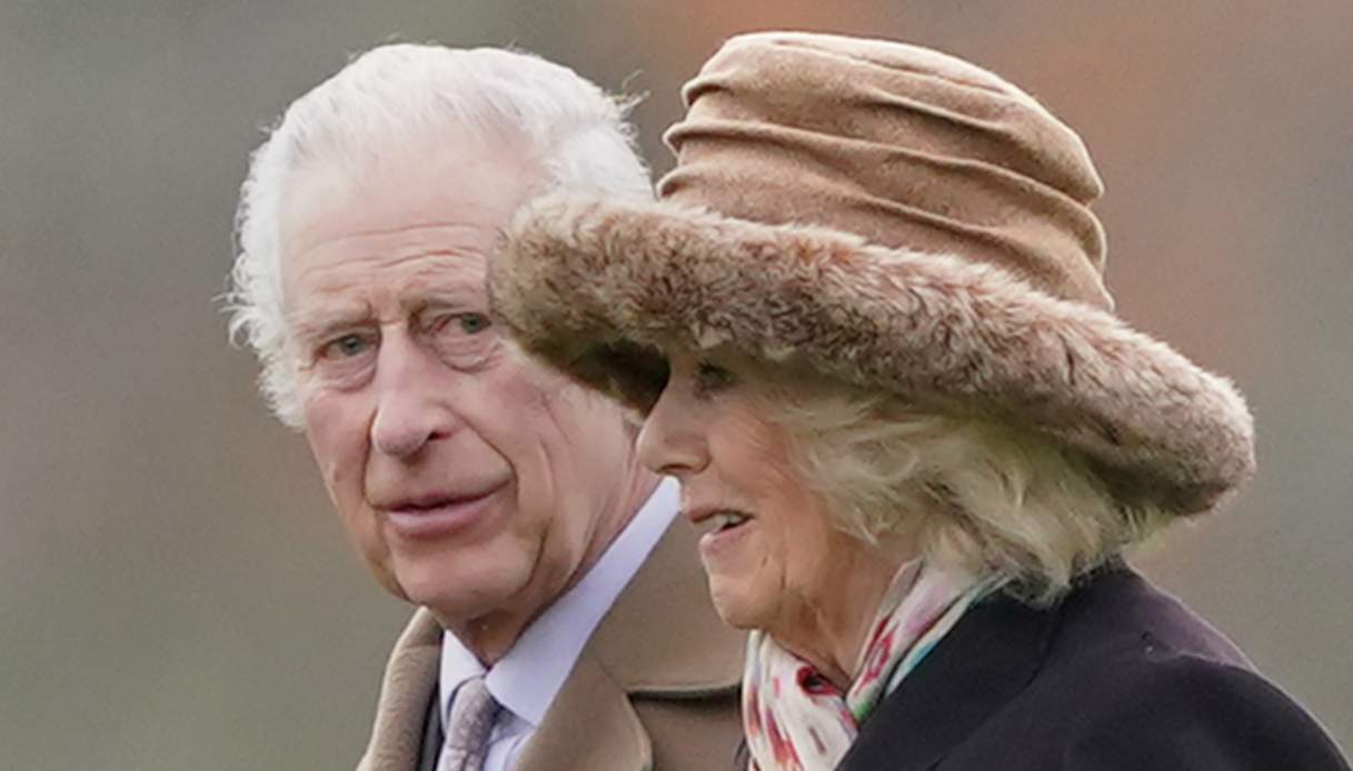 Carlo ha il cancro, condizioni di salute del Re. Camilla preoccupata: “Non rallenterà”