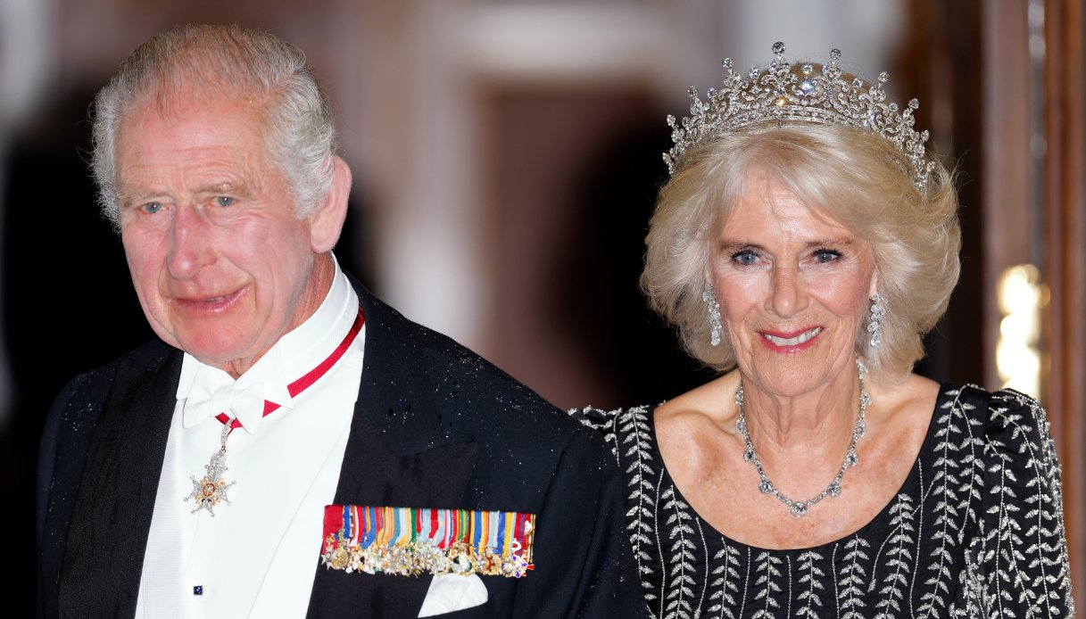 Re Carlo e la Regina Camilla ad un evento lo scorso ottobre. Camilla indossa la Girls of Great Britain and Ireland tiara