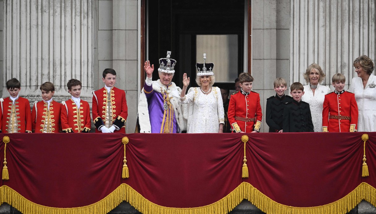 Re Carlo e la Regina Camilla con i loro rispettivi paggi il giorno dell'incoronazione