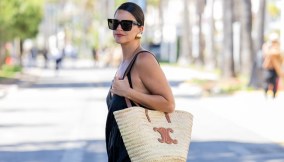 donna con borsa in rafia e abito nero