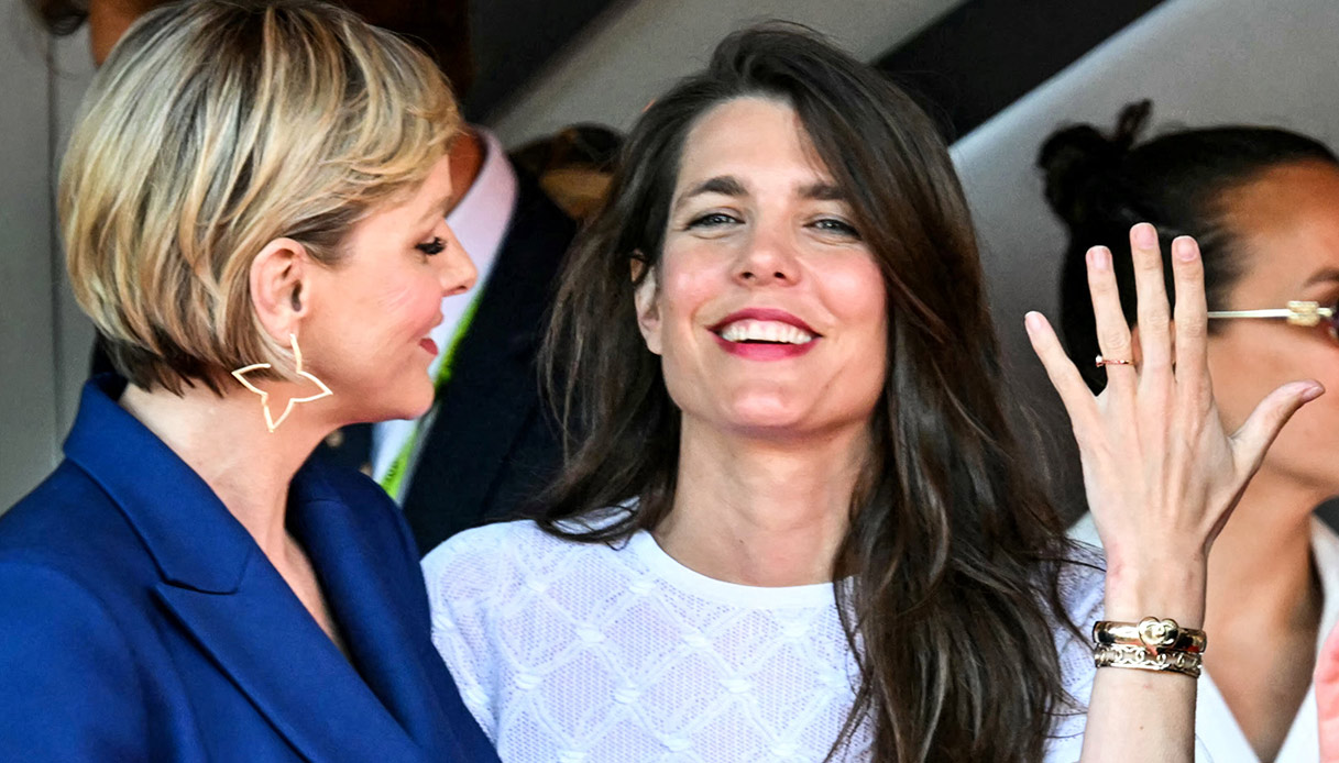 Charlotte Casiraghi se traiciona y muestra a todos el anillo de compromiso – sobre ella