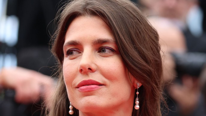 Charlotte Casiraghi diserta Cannes 2024. Il suo ex solo con la madre Carole Bouquet