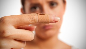 Antibiotici e antisettici, che differenza c’è e quando e come usarli per lesioni della pelle