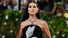 Demi Moore, il segreto dei suoi capelli incredibili al Met: il toupet