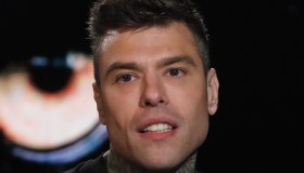Fedez su Chiara Ferragni: “Nessuna pietà per chi le sta intorno”. E fa una dedica all’ex