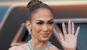 Jennifer Lopez sul red carpet senza Ben Affleck: look mozzafiato in bianco e nero