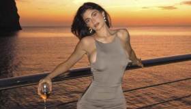 Prove d’estate: le star anticipano le vacanze. Le foto più belle