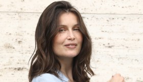 Laetitia Casta, basta poco per essere chic: la minigonna minimal lascia senza fiato