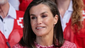 Letizia di Spagna, la giacca fucsia è il trend della primavera