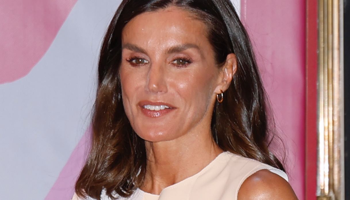 Letizia di Spagna in total white con top collage