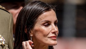 Letizia in abito azzurro, zaffiri e diamanti al giuramento di Re Felipe: sguardi complici