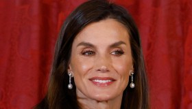Letizia di Spagna, il look più brutto di sempre. E il libro del cognato la imbarazza