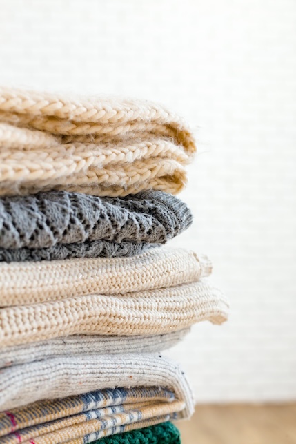 pila di maglioni di lana