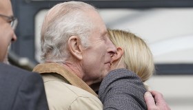 Carlo ha il cancro, condizioni di salute del Re. Il bacio che sfida il protocollo