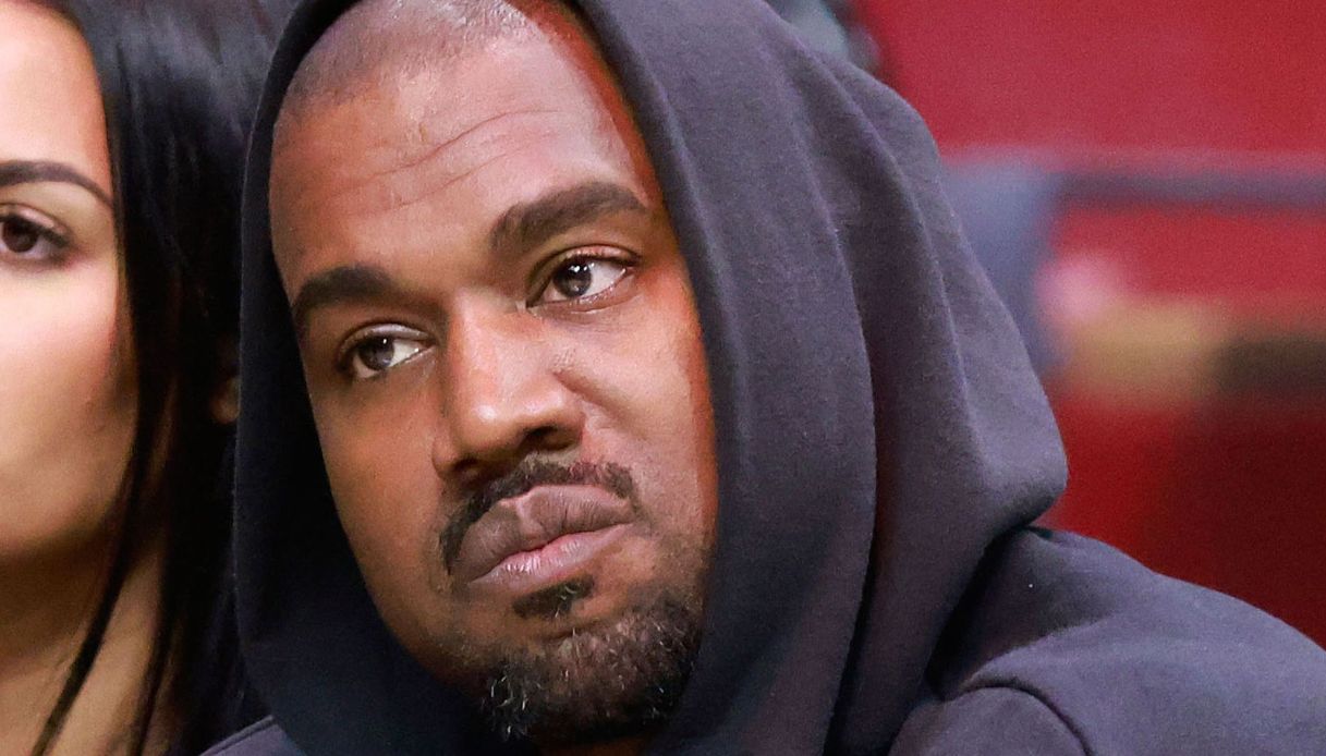 Kanye West denunciato da un’ex dipendente per molestie sessuali