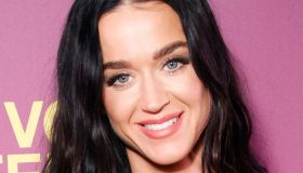 Katy Perry bellissima in minidress rosso e strascico alla Paris Fashion Week