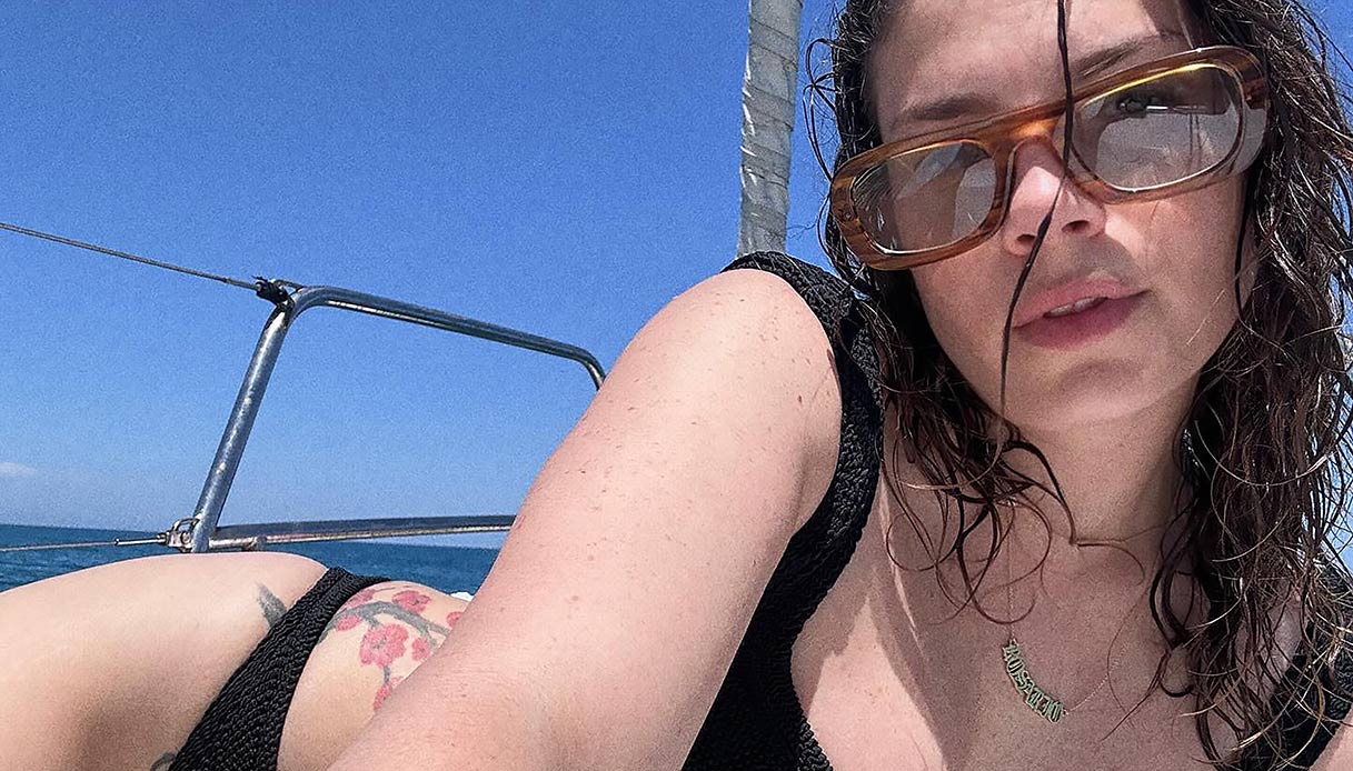 Emma, il dissing sui suoi look congelano l’estate (e dicono tanto di noi)