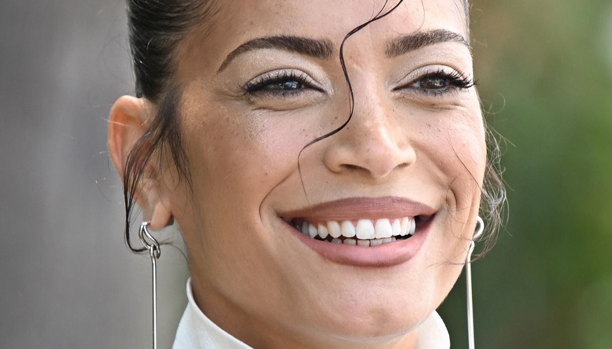 Elodie in total white trasparente, Dua Lipa chic: i look glamour delle star a Capri per Jacquemus