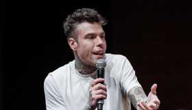 Fedez contro Jacobs: la lite con la società della madre finisce in tribunale